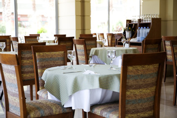 served glasses and dishwares dinner table in a restaurant