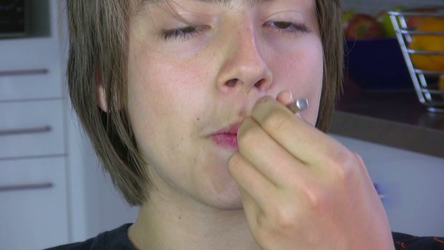 adolescent d&eacute;gustant du chocolat &agrave; la cuill&egrave;re