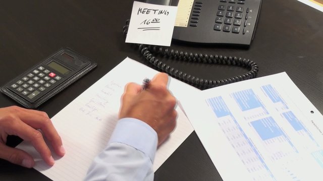 mann im b&uuml;ro bei der arbeit