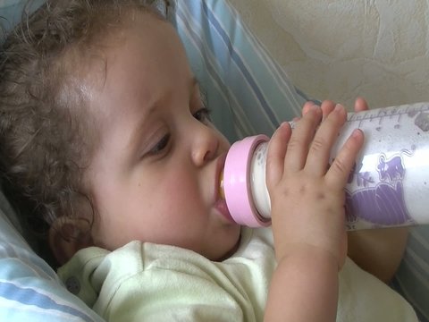 B&eacute;b&eacute; buvant son biberon