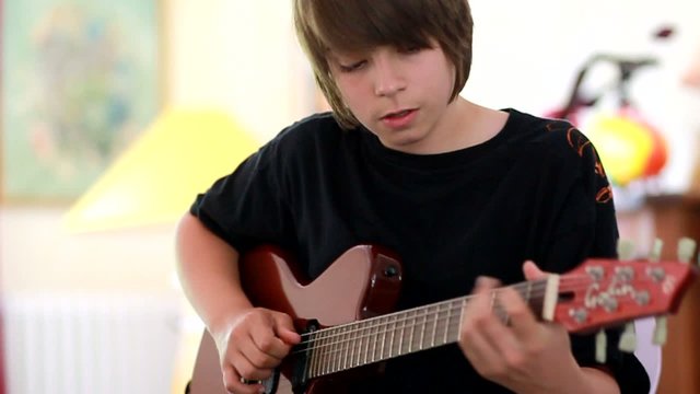 adolescent &agrave; la guitare