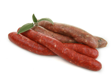 saucisses et merguez sur fond blanc