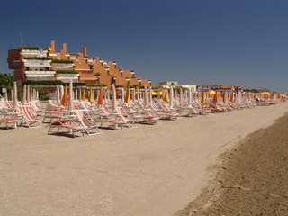 Sandstrand mit Sonnenschirmen in Italien