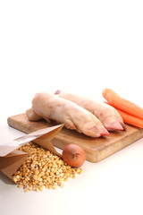 Schweinepfoten mit gelben Erbsen und Gemuese fuer eine Suppe