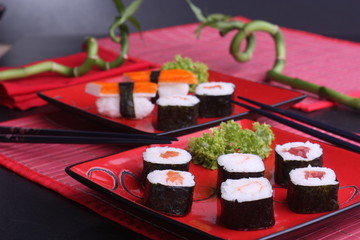 Sushi auf rotem Teller