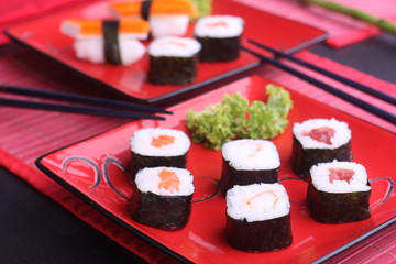 Sushi auf rotem Teller