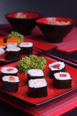 Sushi auf rotem Teller