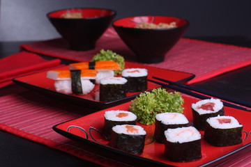Sushi auf rotem Teller