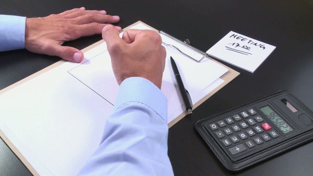gesch&auml;ftsmann haut mit der faust auf den tisch