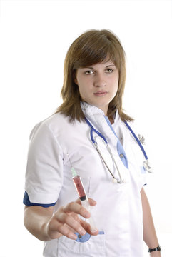 jeune infirmière avec seringue