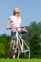 Naklejka premium Cyclist girl enjoing the sun
