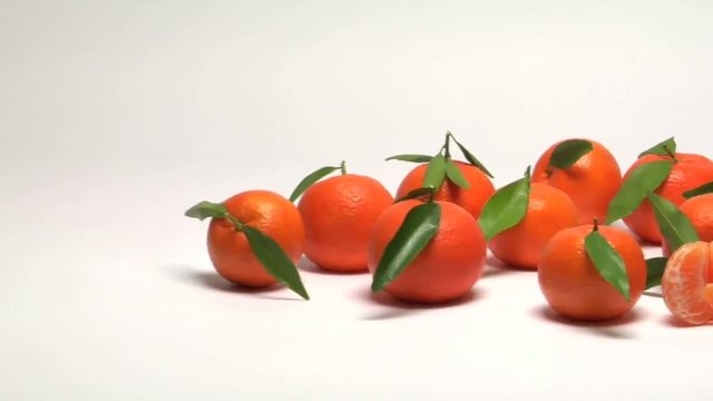 zoom e carrellata su mandarini e spicchi