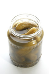 Gewuerzgurken in einem Glas