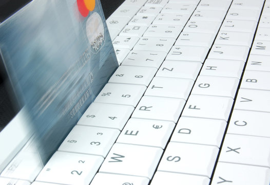 Kreditkarte in einer Laptoptastatur