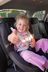 Kind sitz im Kindersitz im Auto