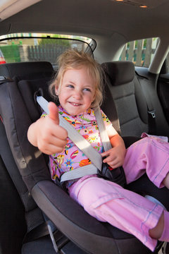 Kind sitz im Kindersitz im Auto