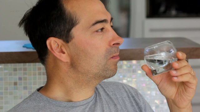 homme se d&eacute;salt&eacute;rant