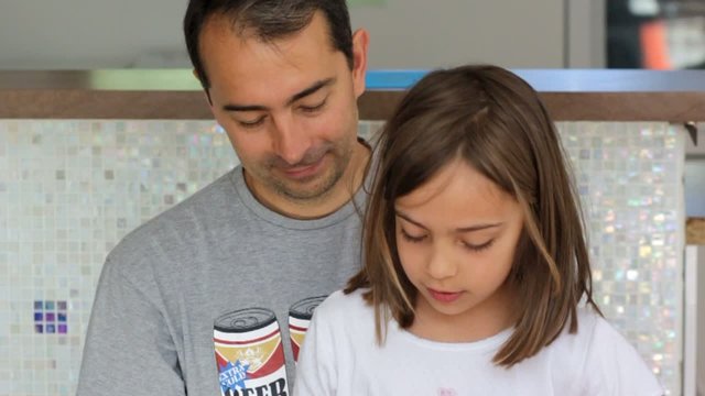 contente de jouer avec son papa