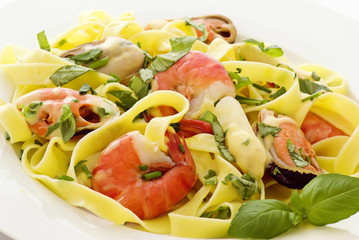 Nudeln mit Meeresfrüchten und Spargel