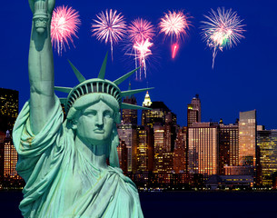 Obraz premium The Statue of Liberty and New York City
