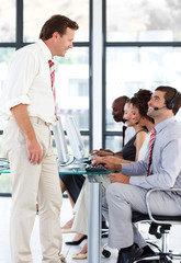 Obraz premium Senior manager talking to a worker in a call center