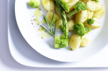 grüner Spargel auf Gemüse, close up