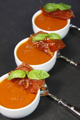 Tomatensuppe mit gebratenem Schinken
