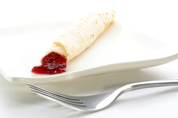 Palatschinken mit Konfitüre auf einem weissen Teller