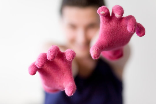 Frau mit rosa Handschuhen
