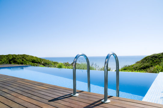 Swimming-Pool mit Meerblick