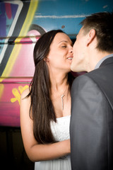 Obraz premium Bride kissing