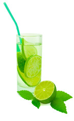 Glass water with lime .