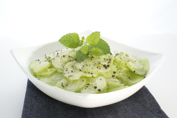 Gurkensalat mit frischem Pfeffer und Zitronenmelisse