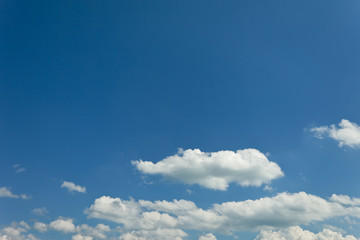Blauer Himmel mit Wolken und Textfreiraum