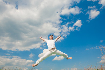 Obraz premium Happy young man - jumping