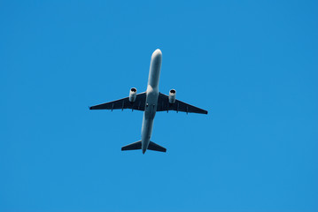 Fototapeta na wymiar Passagierflugzeug am blauen Himmel