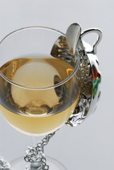 Vino bianco con tastevin