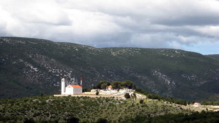 Fototapeta na wymiar church on hill in primorski dolac, croatia