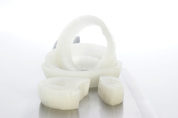 Zwiebelscheiben auf einem K&uuml;chenmesser