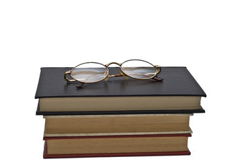Gafas sobre libros.