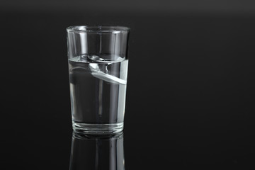 Wasserglas mit Sprudelblasen