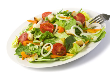 gesunder salat auf teller freigestellt