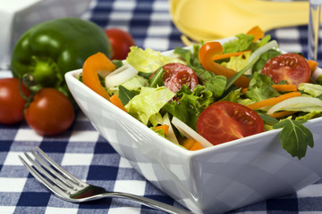 frischer gartensalat in weisser Schüssel