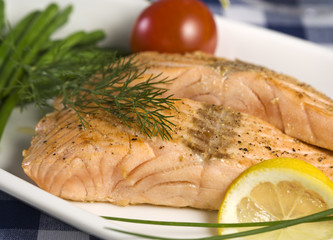 wildlachs gebraten, garniert, mit grünen bohnen