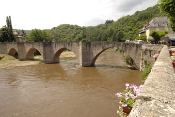 Fototapeta na wymiar estaing Aveyron le chateau et le pont