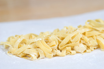 Bandnudeln auf Papier