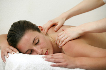 jeune femme brune se faisant masser le dos