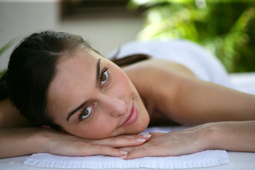 Obraz na płótnie Canvas Belle jeune femme sur un banc de massage