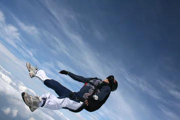 Crédence de cuisine en verre imprimé Sports aériens Skydiver falls through the air on his back