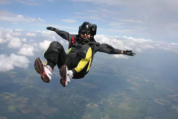 Papier Peint photo Sports aériens Le parachutiste tombe dans les airs